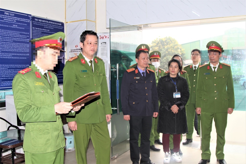 Công an thành phố Vinh đọc lệnh khám xét khẩn cấp Trung tâm Đăng kiểm xe cơ giới 37- 09D