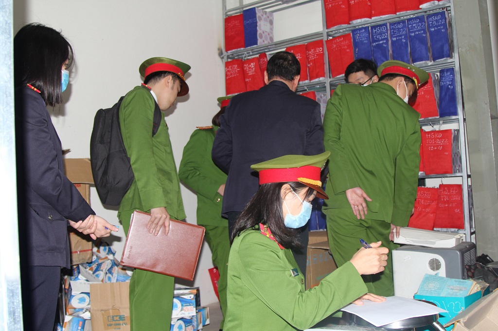 Tiến hành niêm phong, thu giữ nhiều tài liệu liên quan