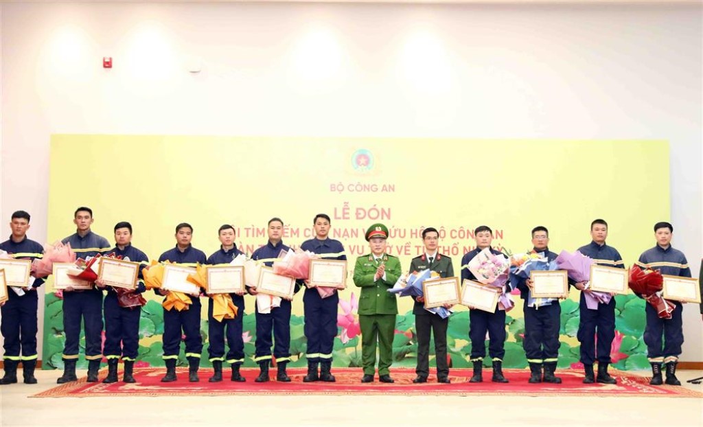 Thứ trưởng Lê Quốc Hùng; Thứ trưởng Nguyễn Văn Long trao Bằng khen của Bộ Công an tặng các thành viên Đoàn công tác tham gia cứu nạn, cứu hộ tại Thổ Nhĩ Kỳ.