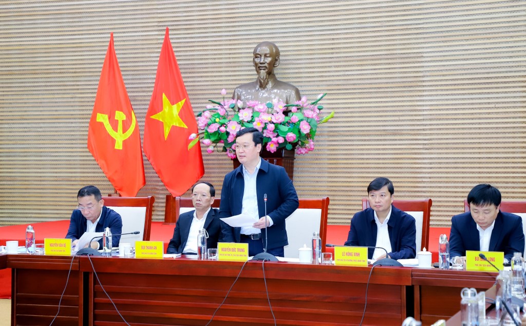Đồng chí Chủ tịch UBND tỉnh Nguyễn Đức Trung kết luận tại phiên họp