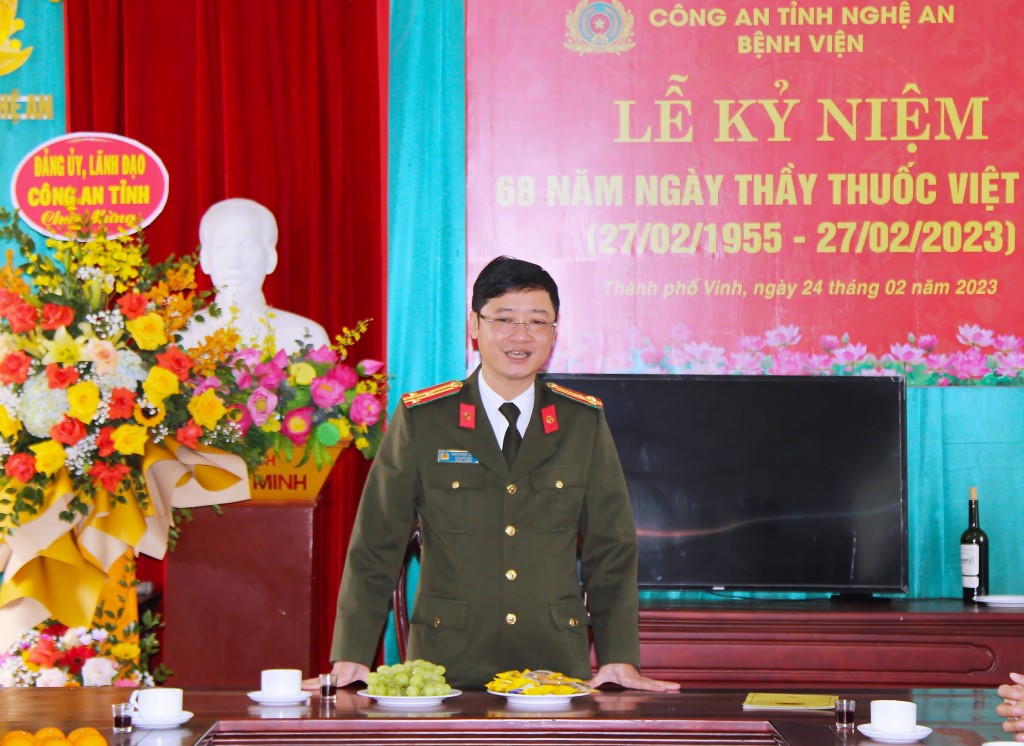 Trong không khí thân mật, đồng chí Thượng tá Trần Ngọc Tuấn, Phó Giám đốc Công an tỉnh đã thăm hỏi, chúc mừng đội ngũ y, bác sĩ và cán bộ công nhân viên tại Bệnh viện Công an tỉnh