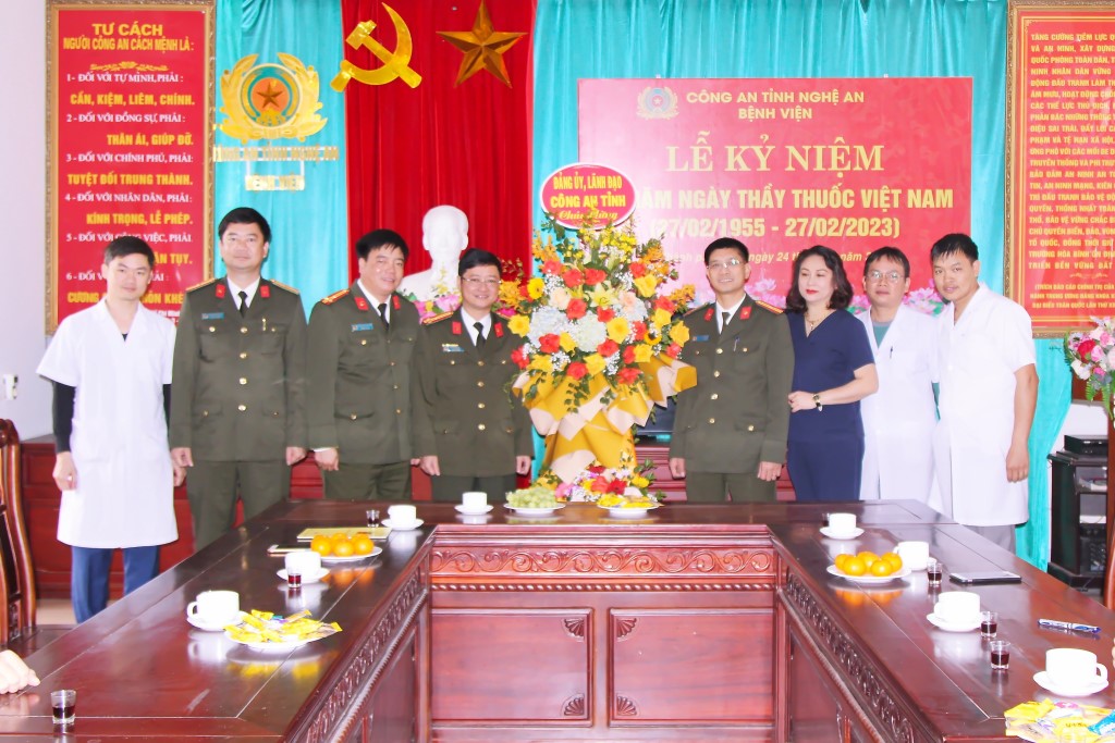 Đồng chí Thượng tá Trần Ngọc Tuấn, Phó Giám đốc Công an tỉnh tặng hoa chúc mừng tại Bệnh viện Công an tỉnh