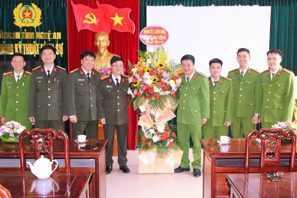 Thay mặt Đảng ủy, Lãnh đạo Công an tỉnh, đồng chí Thượng tá Trần Ngọc Tuấn, Phó Giám đốc Công an tỉnh đã thăm hỏi, tặng hoa chúc mừng bộ phận pháp y thuộc Phòng Cảnh sát Kỹ thuật hình sự Công an Nghệ An
