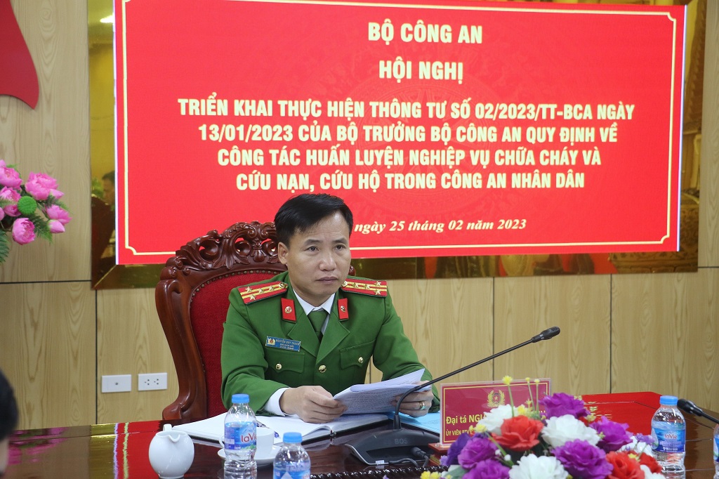 Đồng chí Đại tá Nguyễn Duy Thanh, Phó Giám đốc Công an tỉnh chủ trì tại điểm cầu Nghệ An
