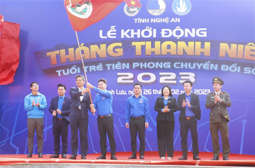 Phó Bí thư Tỉnh ủy Hoàng Nghĩa Hiếu trao cờ cho đại diện tuổi Nghệ An nhân dịp Lễ khởi động Tháng Thanh niên năm 2023