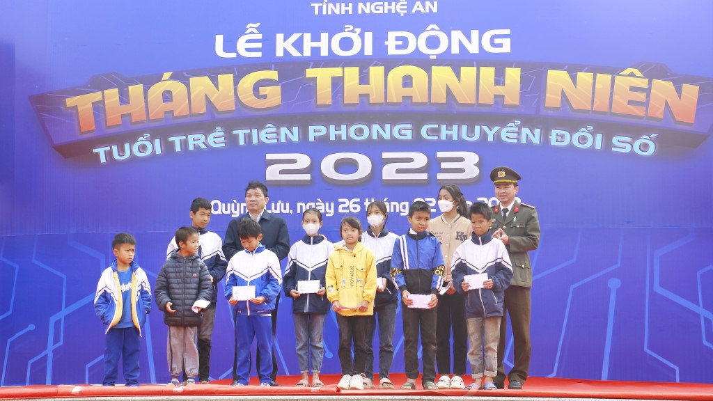 Tặng quà cho các em học sinh có hoàn cảnh khó khăn vươn lên trong học tập