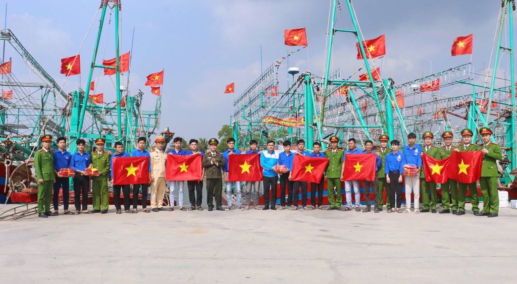 200 lá cờ tổ quốc đã được trao tặng cho ngư dân ra khơi bám biển