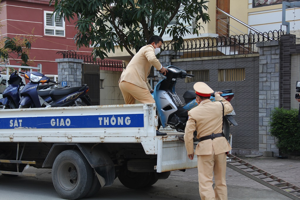 Kịp thời ngăn chặn nhóm thanh niên điều khiển mô tô lạng lách, đánh võng