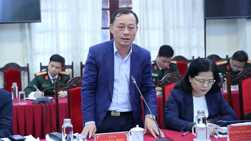 Đồng chí Phan Đức Đồng, Ủy viên Ban Thường vụ Tỉnh ủy, Bí thư Thành ủy Vinh phát biểu tại phiên họp