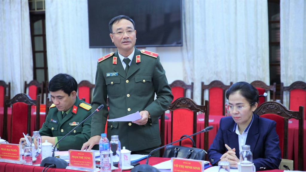 Đồng chí Thiếu tướng Ủy viên Ban Thường vụ Tỉnh ủy, Giám đốc Công an tỉnh phát biểu làm rõ một số nội dung liên quan đến ban hành Chỉ thị, Nghị quyết của Ban Thường vụ Tỉnh ủy