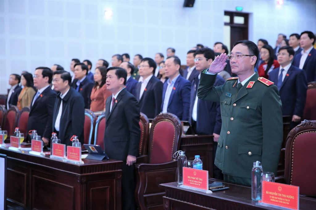 Các đại biểu thực hiện nghi thức tại kỳ họp