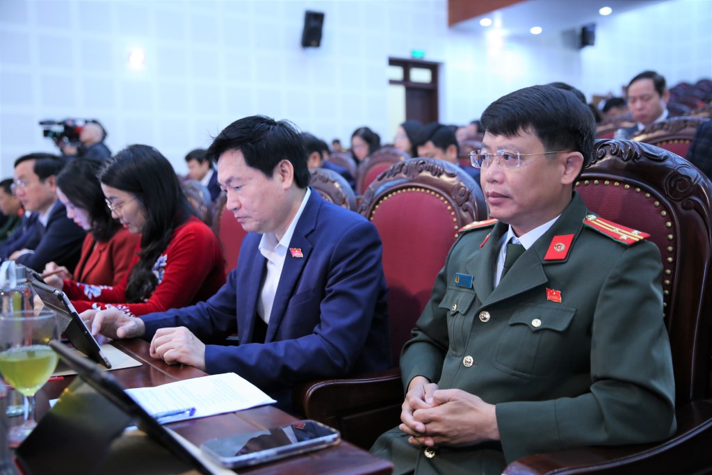 Các đại biểu HĐND tỉnh, lãnh đạo các sở, ngành, địa phương dự kỳ họp