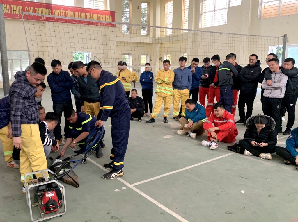 Thực hành bộ thiết bị phục vụ chữa cháy và CNCH