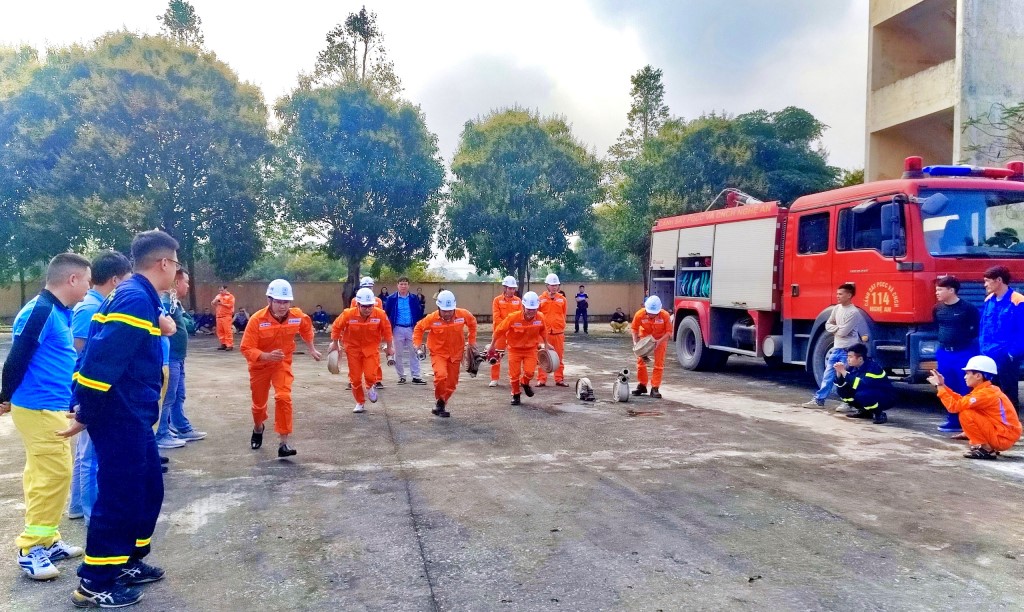 Triển khai đội hình chữa cháy