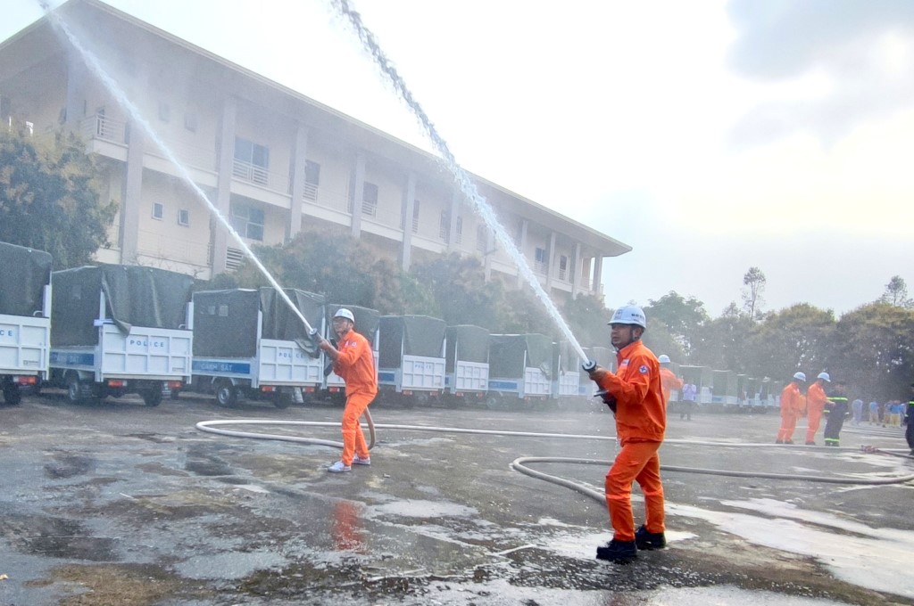 Các tư thế cầm lăng chiến đấu