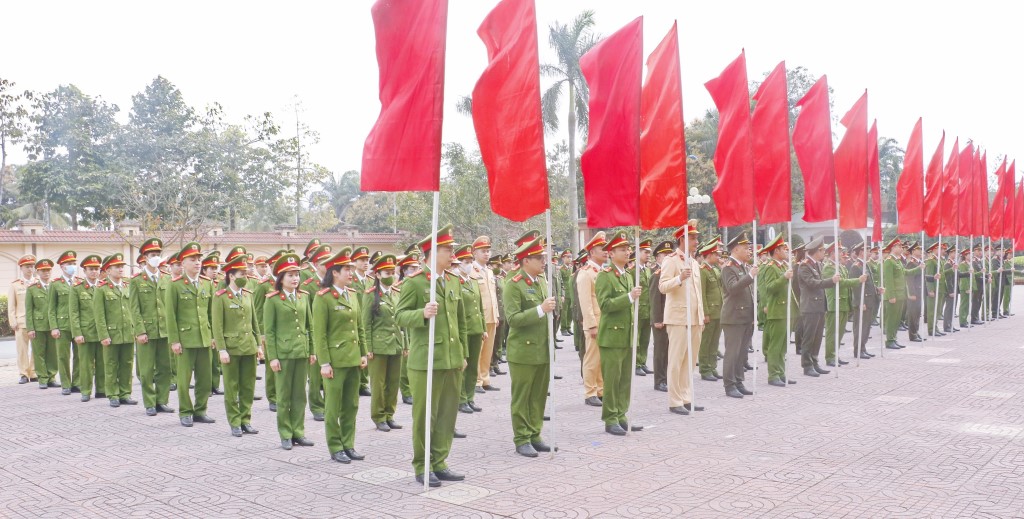 Đông đảo đoàn viên, thanh niên các phòng có mặt trong buổi lễ khởi động