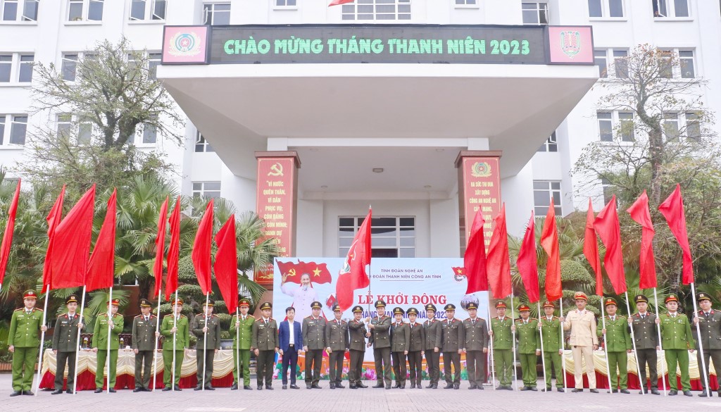 Đồng chí Thượng tá Trần Ngọc Tuấn - Phó Giám đốc Công an tỉnh lên trao cờ khởi động Tháng Thanh niên cho tập thể cán bộ, đoàn viên, thanh niên Công an tỉnh Nghệ An