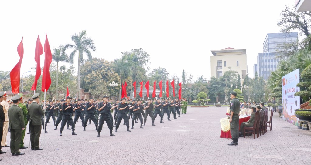 Màn biểu diễn bài quyền 38 động tác do các đồng chí đoàn viên, thanh niên của Đoàn cơ sở Phòng Cảnh sát cơ động Công an tỉnh thực hiện