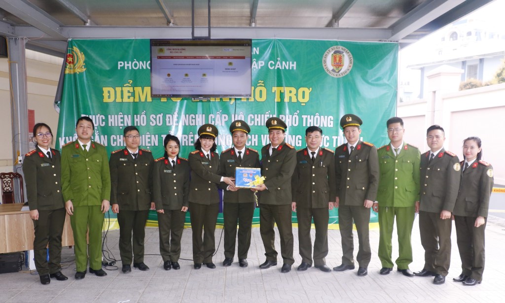 Tặng quà cho đội hình thanh niên hỗ trợ người dân đăng ký hộ chiến trực tuyến