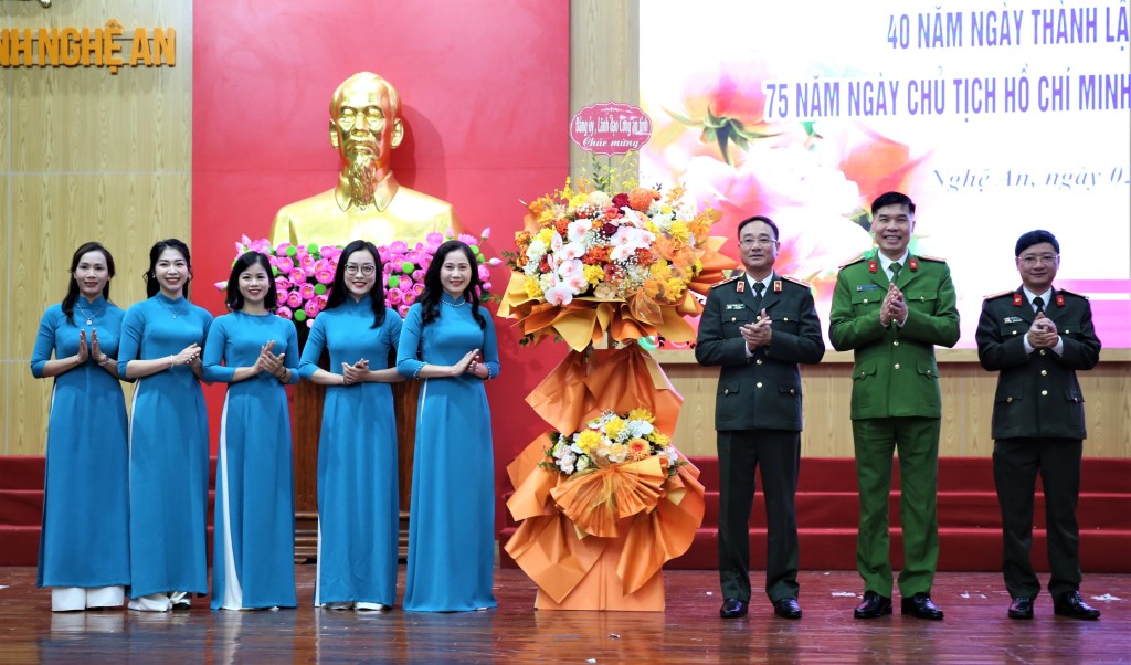 Lãnh đạo Công an tỉnh tặng hoa chúc mừng