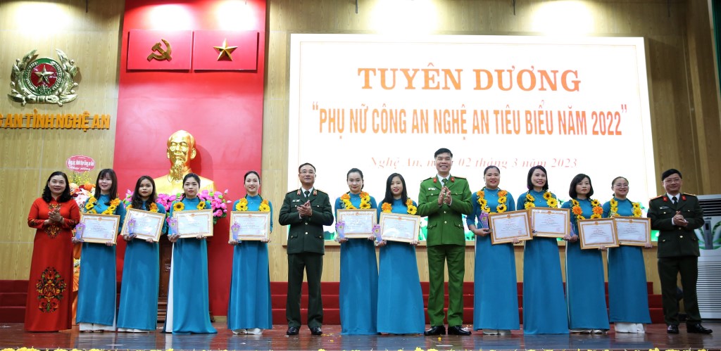 Tuyên dương 10 cán bộ nữ Công an phường, xã, thị trấn có thành tích xuất sắc trong công tác đảm bảo an ninh, trật tự tại địa bàn cơ sở năm 2022
