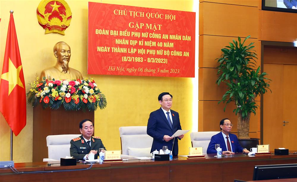 Chủ tịch Quốc hội Vương Đình Huệ phát biểu tại buổi gặp mặt.