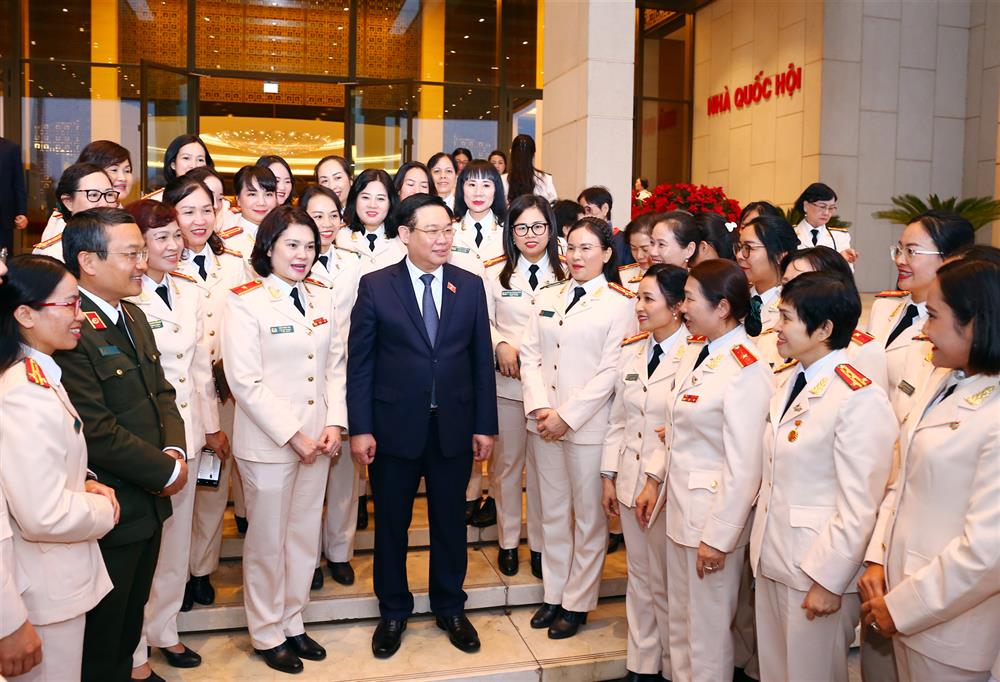Chủ tịch Quốc hội Vương Đình Huệ ân cần hỏi thăm các đại biểu.