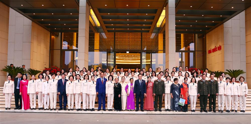 Các đại biểu chụp ảnh lưu niệm.