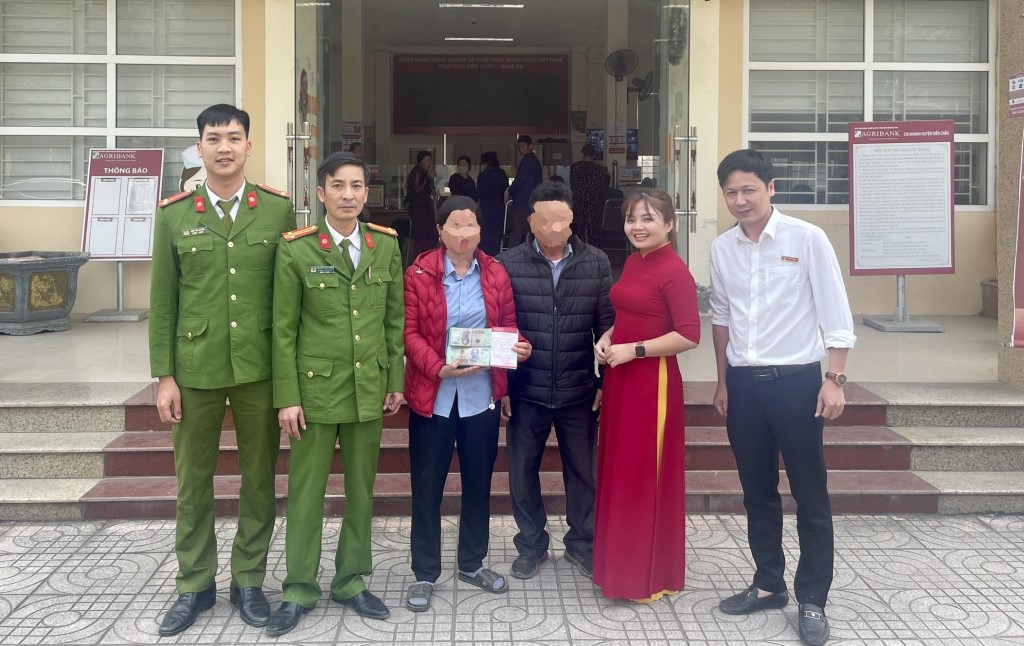 Với sự vào cuộc kịp thời của lực lượng Công an, gia đình chị H.(che mặt) đã nhận lại được số tiền 01 tỷ đồng khi bị lừa đảo
