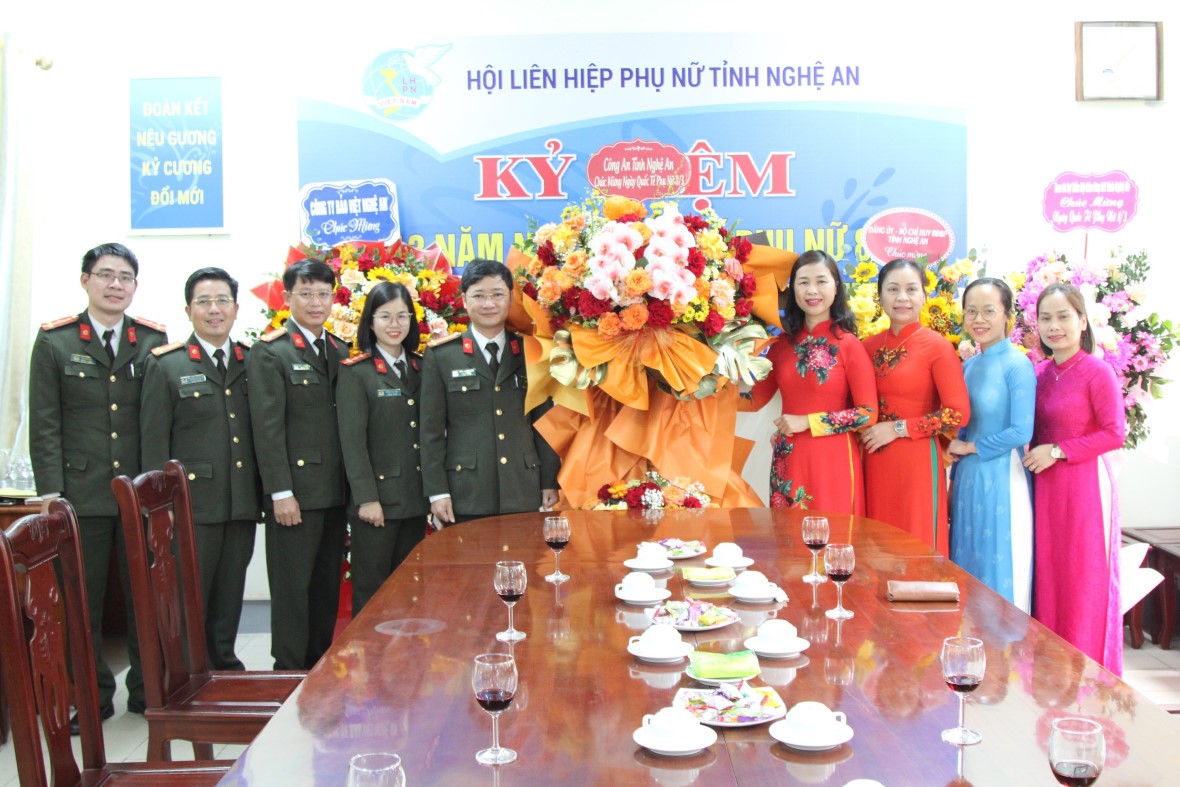 Công an tỉnh Nghệ An chúc mừng Hội Liên hiệp Phụ nữ tỉnh nhân ngày Quốc tế Phụ nữ 8/3