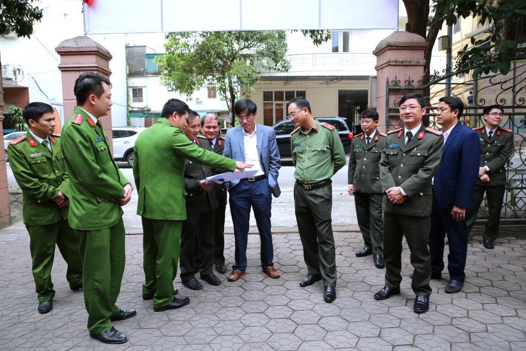 Đồng chí Thiếu tướng Phạm Thế Tùng, Ủy viên Ban Thường vụ Tỉnh ủy, Giám đốc Công an tỉnh và đoàn công tác đi khảo sát thực tế cơ sở vật chất tại Công an phường Nghi Hải, thị xã Cửa Lò