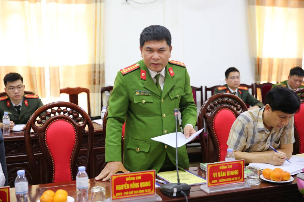Đồng chí Trưởng Công an thị xã Cửa Lò trình bày báo cáo tóm tắt tình hình ANTT và công tác chuẩn bị triển khai thực hiện “Xây dựng Công an phường điển hình, kiểu mẫu về ANTT và văn minh đô thị; xây dựng thị xã Cửa Lò điển hình về phong trào toàn dân bảo vệ ANTQ và văn minh đô thị trong năm 2023”