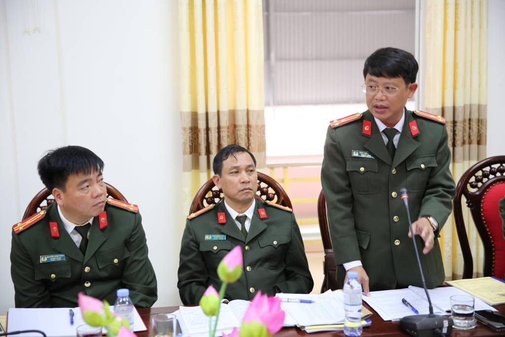 Đồng chí Trưởng phòng Tổ chức cán bộ Công an tỉnh phát biểu tại buổi làm việc
