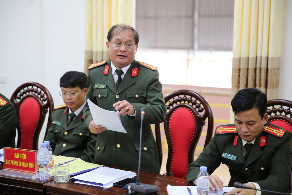 Đồng chí Trưởng phòng Hậu cần Công an tỉnh phát biểu tại buổi làm việc