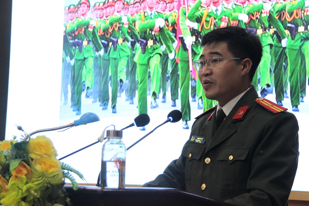 Đồng chí Thiếu tá - Tiến sĩ Đinh Bá Âu, Phó Trưởng khoa Xây dựng Đảng và chính quyền Nhà nước, Học viện Chính trị Công an nhân dân trao đổi các nội dung của Hội nghị
