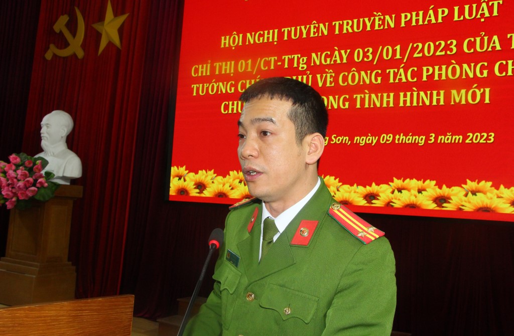 Đại diện lãnh đạo Công an phường Hồng Sơn triển khai Chỉ thị 01/CT-TTG của Thủ tướng Chính phủ về tăng cường công tác PCCC