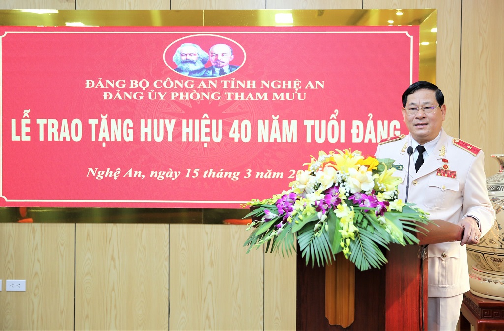 Đồng chí Thiếu tướng Nguyễn Hữu Cầu - nguyên Ủy viên Ban Thường vụ Tỉnh ủy, nguyên Bí thư Đảng ủy, nguyên Giám đốc Công an tỉnh bày tỏ sự vui mừng, phấn khởi, xúc động trước tình cảm lớn lao của Ban Giám đốc, cán bộ, chiến sĩ Công an tỉnh