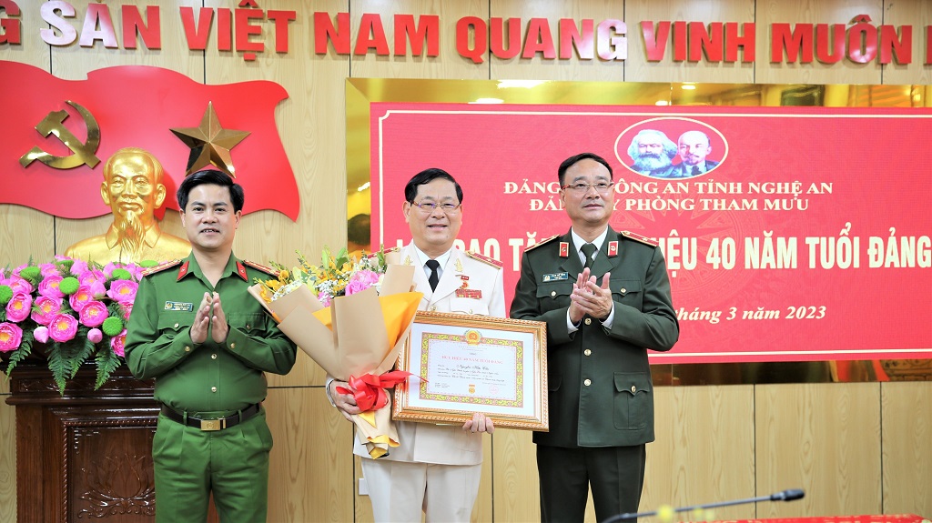 Đồng chí Thiếu tướng Phạm Thế Tùng - Ủy viên Ban Thường vụ Tỉnh ủy, Bí thư Đảng ủy, Giám đốc Công an tỉnh và đồng chí Đại tá Nguyễn Đức Hải - Phó Bí thư Đảng ủy, Phó Giám đốc Công an tỉnh tặng hoa chúc mừng đồng chí Thiếu tướng Nguyễn Hữu Cầu