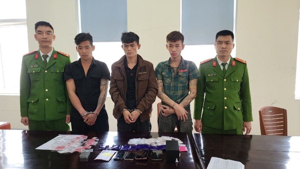 Các đối tượng trong chuyên án mua bán, tàng trữ trái phép chất ma túy bị Công an thị xã Hoàng Mai bắt giữ vào đầu tháng 3/2023, gồm Phạm Văn Hoàng, Hồ Trọng Lượng và Hoàng Đình Tuấn tại cơ quan Công an