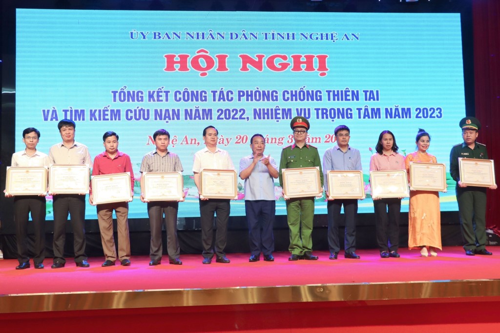 Đồng chí Đại tá Nguyễn Ngọc Thanh – Trưởng phòng Cảnh sát PCCC&CNCH nhận Bằng khen của Chủ tịch UBND tỉnh tại Hội nghị