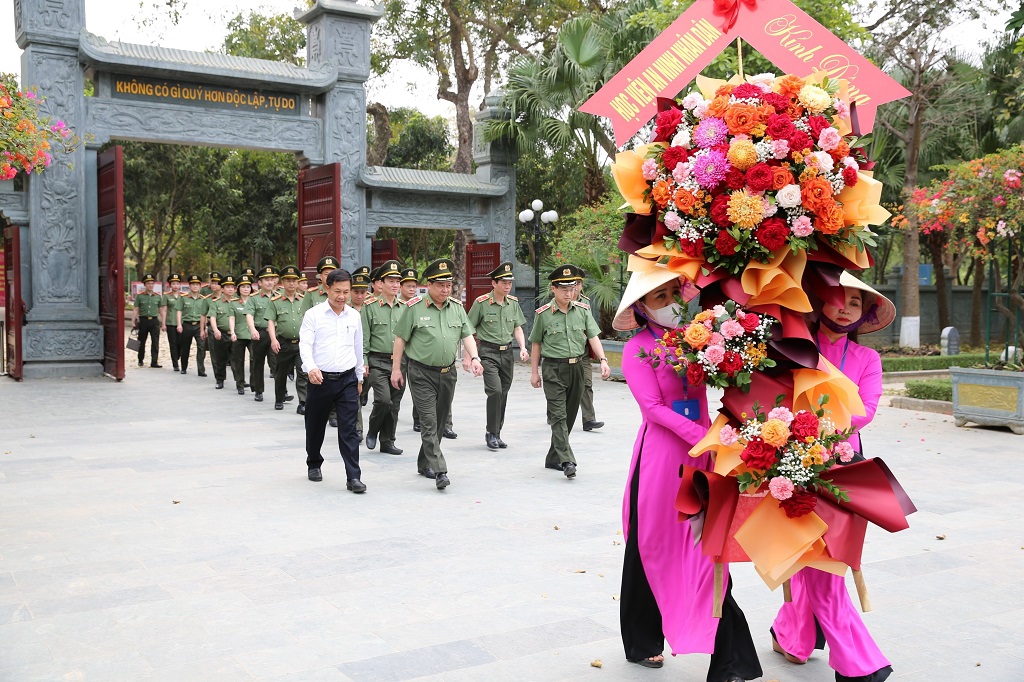 Học viện ANND dâng hoa tại Khu di tích Kim Liên
