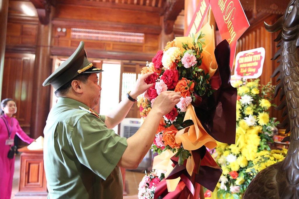 Đồng chí Trung tướng PGS.TS Lê Văn Thắng, Bí thư Đảng ủy, Giám đốc Học viện ANND dâng lẵng hoa tươi thắm lên anh linh Chủ tich Hồ Chí Minh
