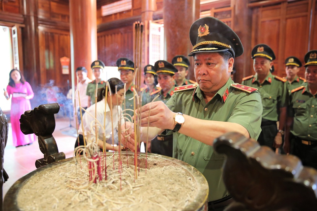 Giám đốc Học viện ANND thắp hương tưởng niệm Chủ tịch Hồ Chí Minh