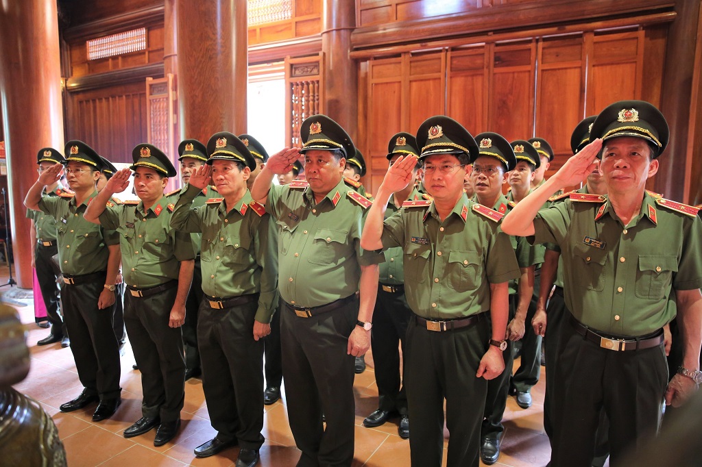 Đoàn đại biểu tưởng niệm, bày tỏ lòng biết ơn và sự kính trọng sâu sắc đối với Chủ tịch Hồ Chí Minh
