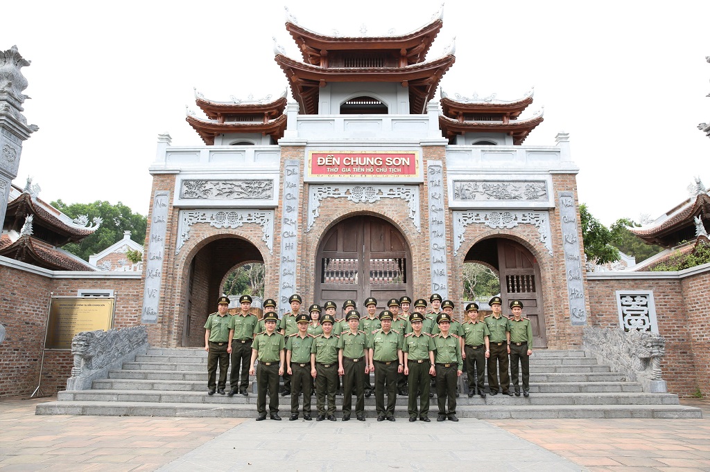 Các đại biểu chụp ảnh lưu niệm tại Đền Chung Sơn