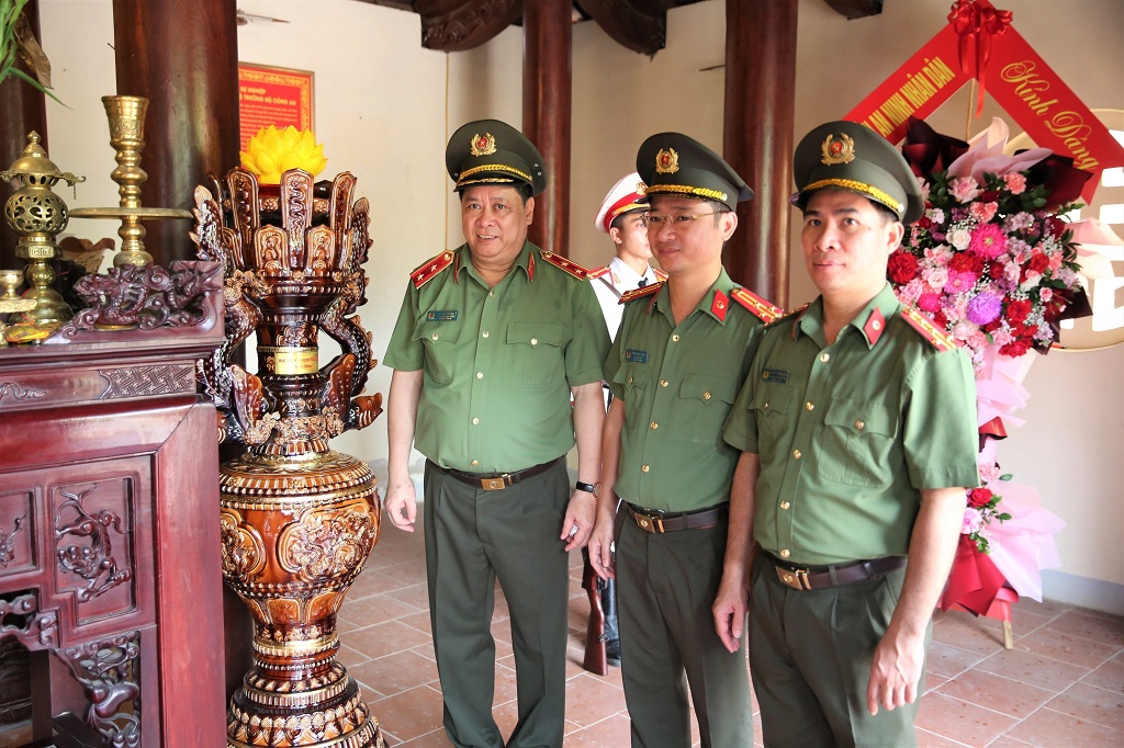Học viện ANND cung tiến đôi chân nến đặt tại Ban thờ Nhà tưởng niệm 