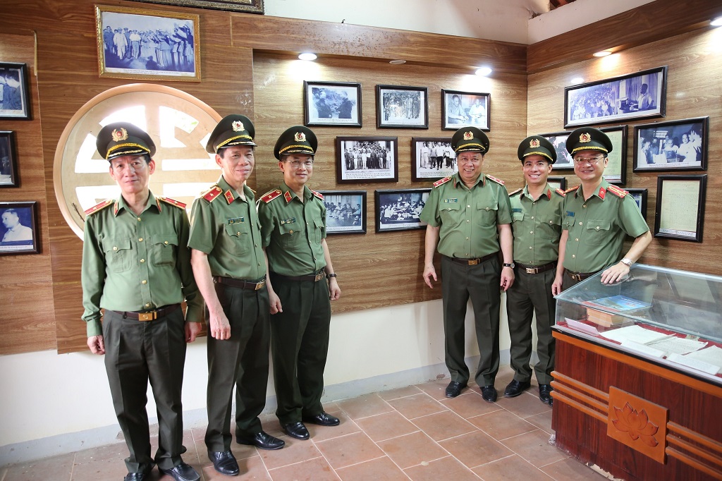 Học viện ANND cung tiến 02 bức ảnh hoạt động của đồng chí Trần Quốc Hoàn với Học viện ANND 