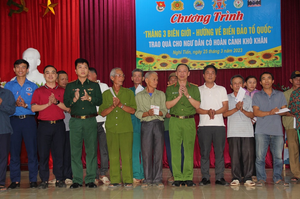 Trao tặng 20 suất quà tới các gia đình ngư dân có hoàn cảnh khó khăn trên địa bàn 