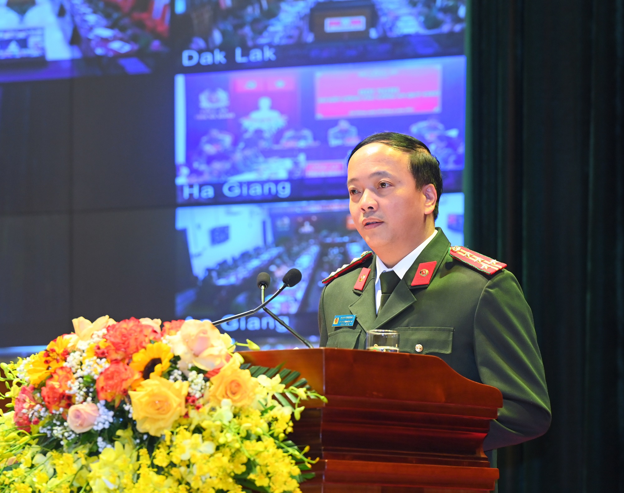 Đồng chí Đại tá Đặng Hồng Đức, Chánh Văn phòng Bộ Công an báo cáo kết quả công tác công an quý I/2023