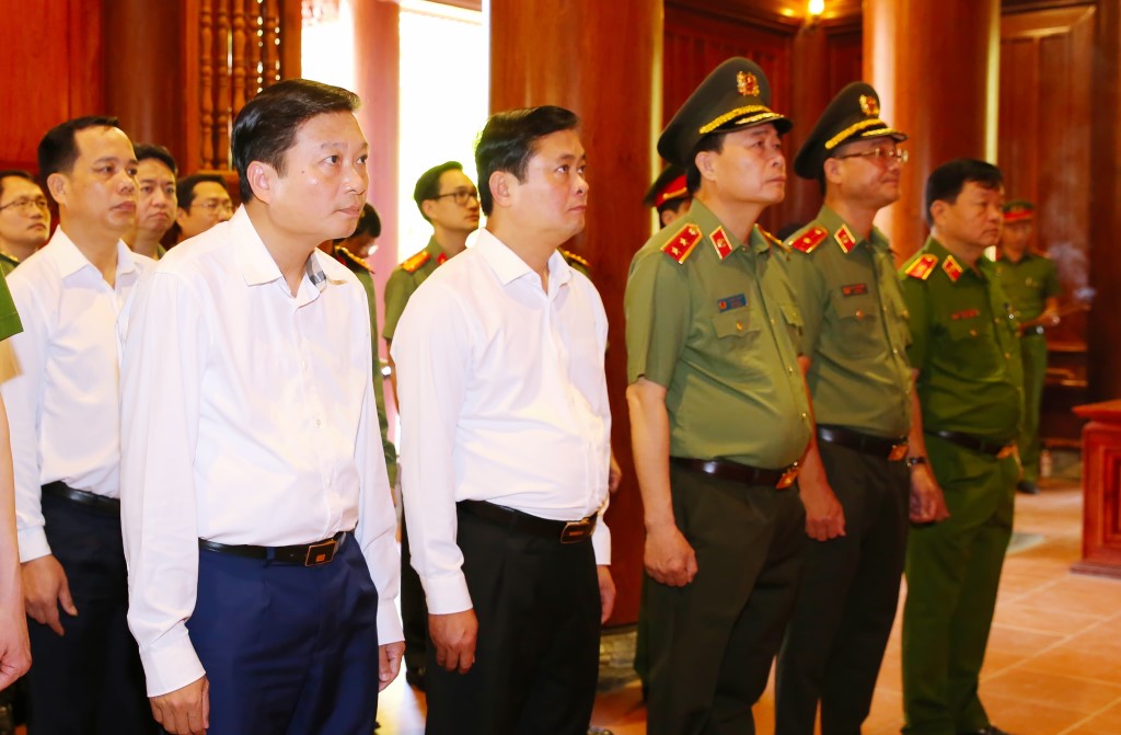 Đoàn đã đến dâng hoa, dâng hương tại Khu di tích Kim Liên, huyện Nam Đàn